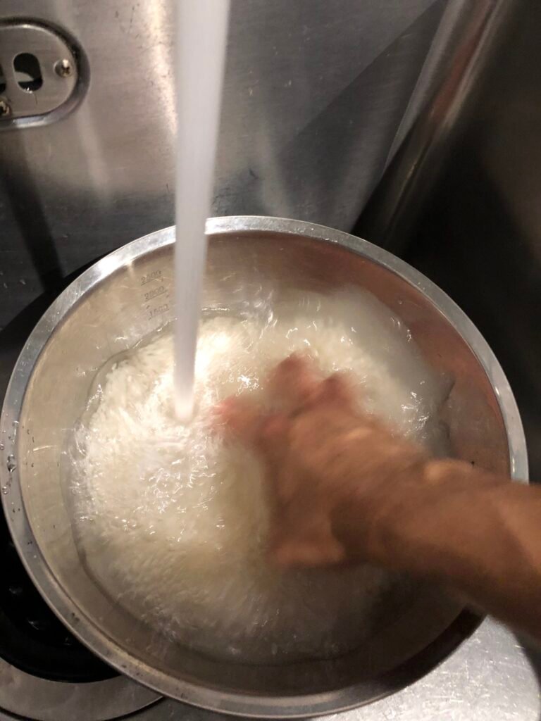 How to Make Hakozushi: washing rice