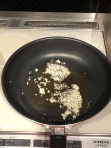How to make Jiyuken Curry: Garlic