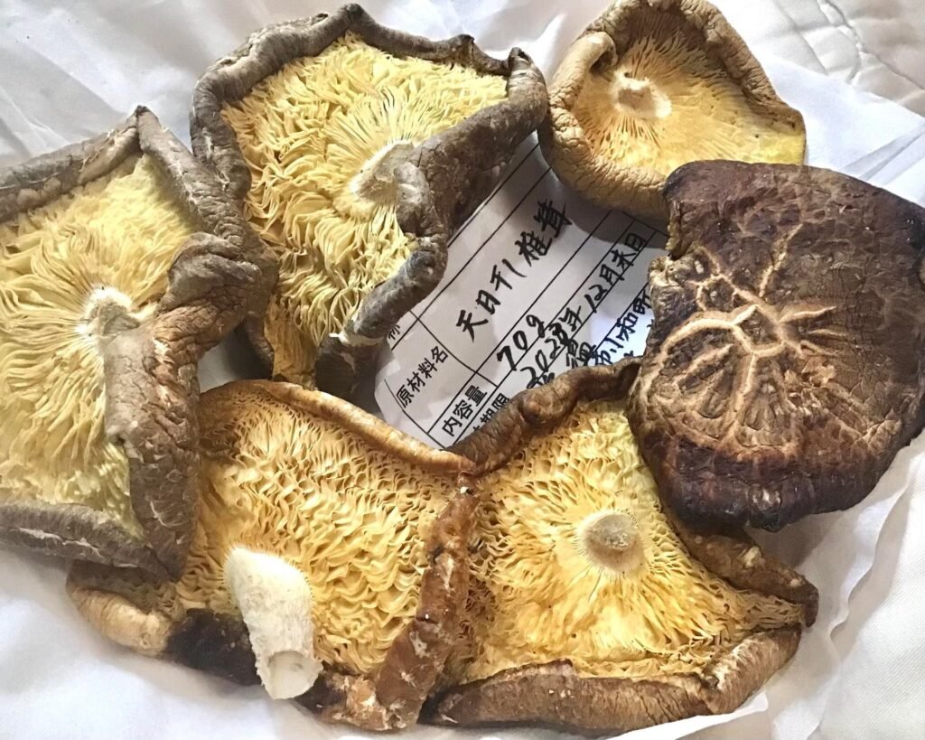 Shitake Mushrooms - Dried, Medium Cap by Gourmet Imports from China - buy  Vegetables and Produce online at Gourmet Food World